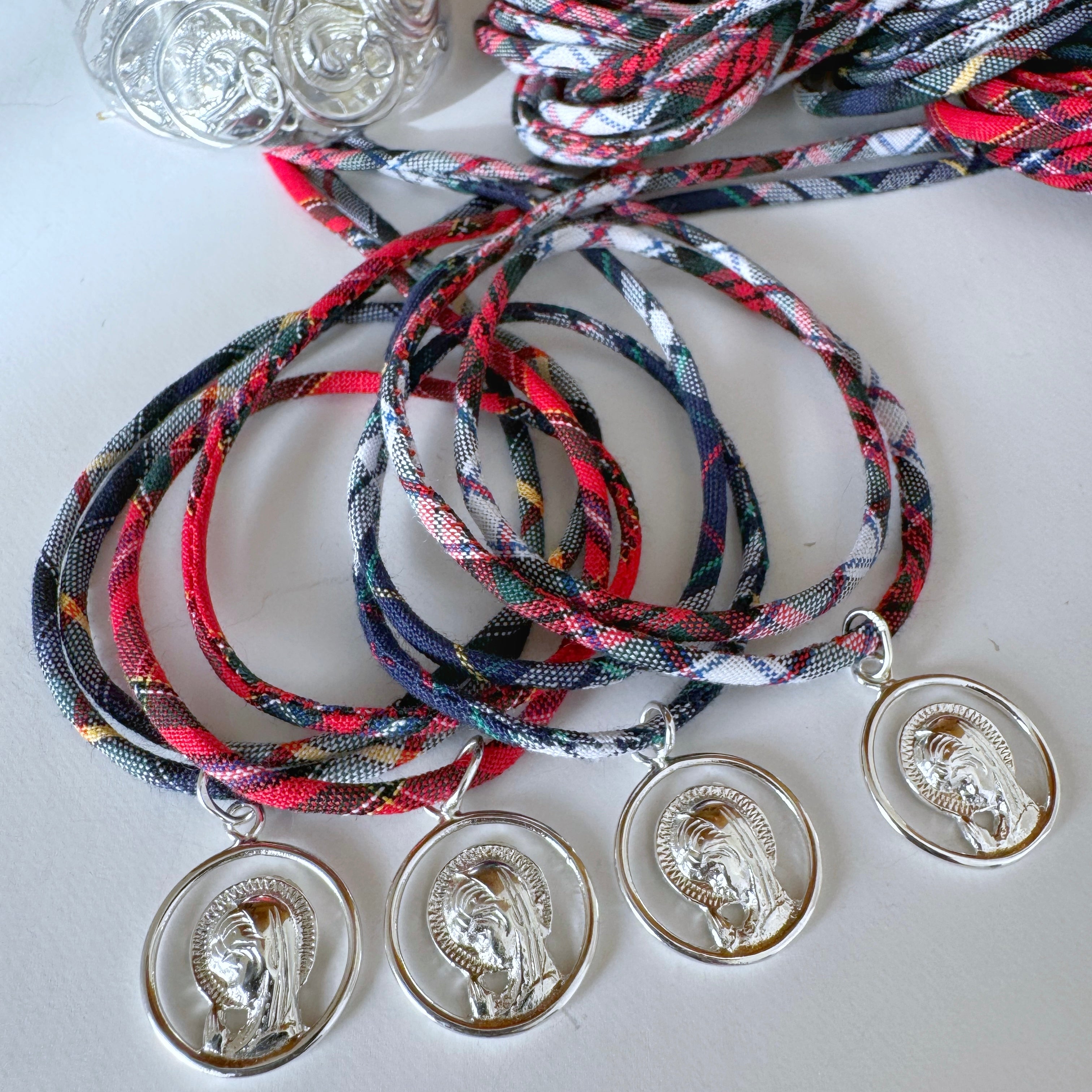 COLLAR VIRGEN NIÑA TARTÁN