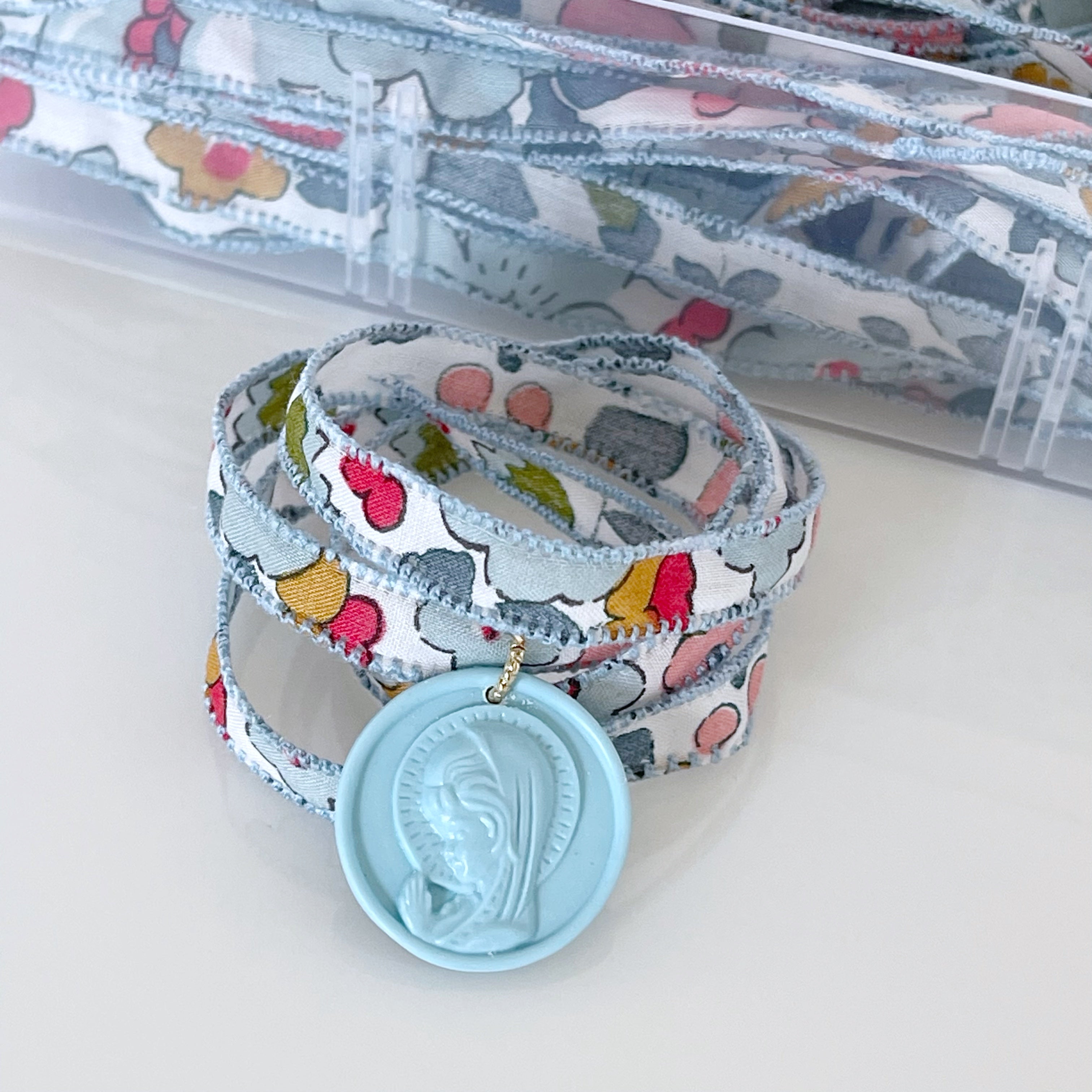 COLLAR/PULSERA VIRGEN NIÑA PASTEL CINTA LIBERTY
