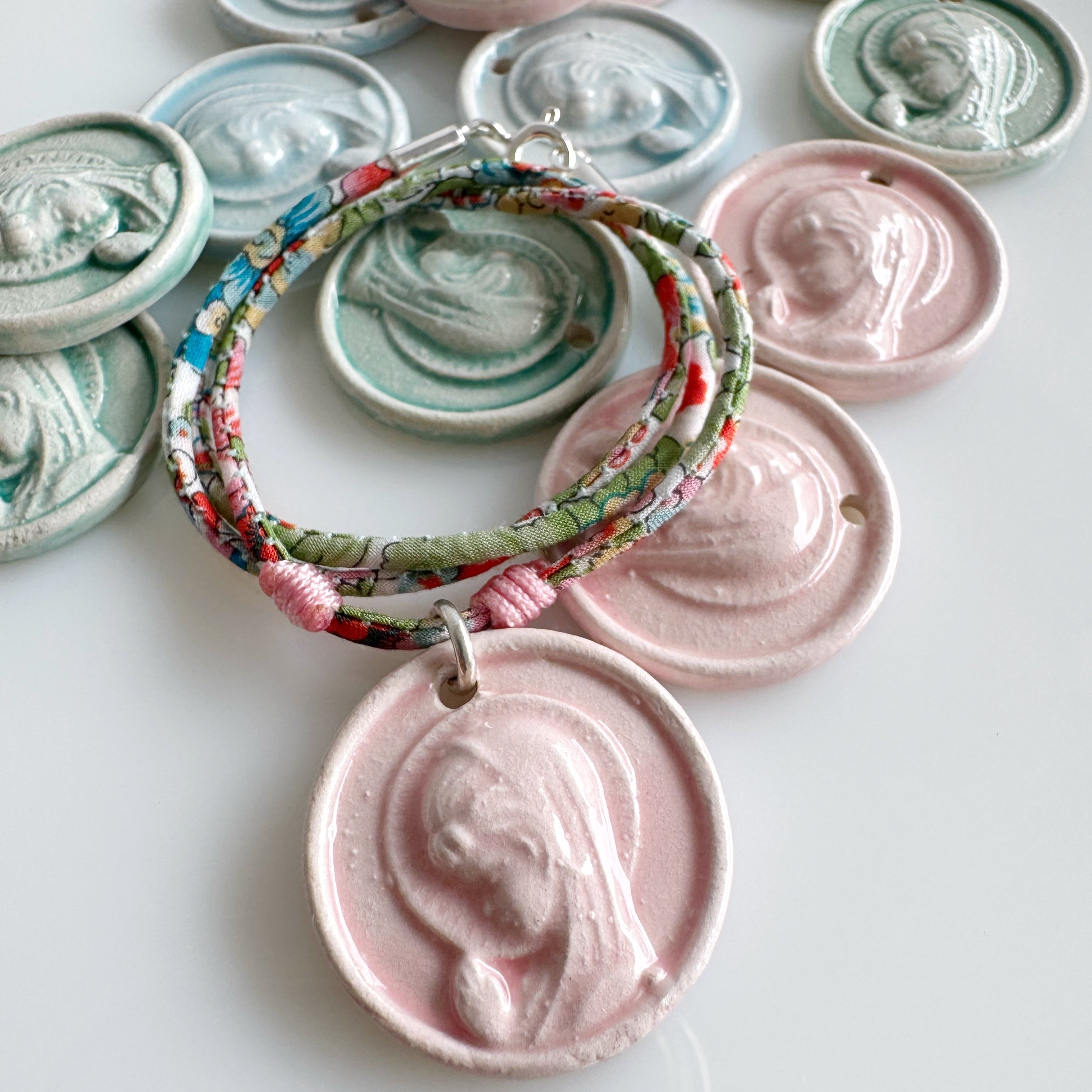 COLLAR VIRGEN NIÑA PORCELANA LIBERTY