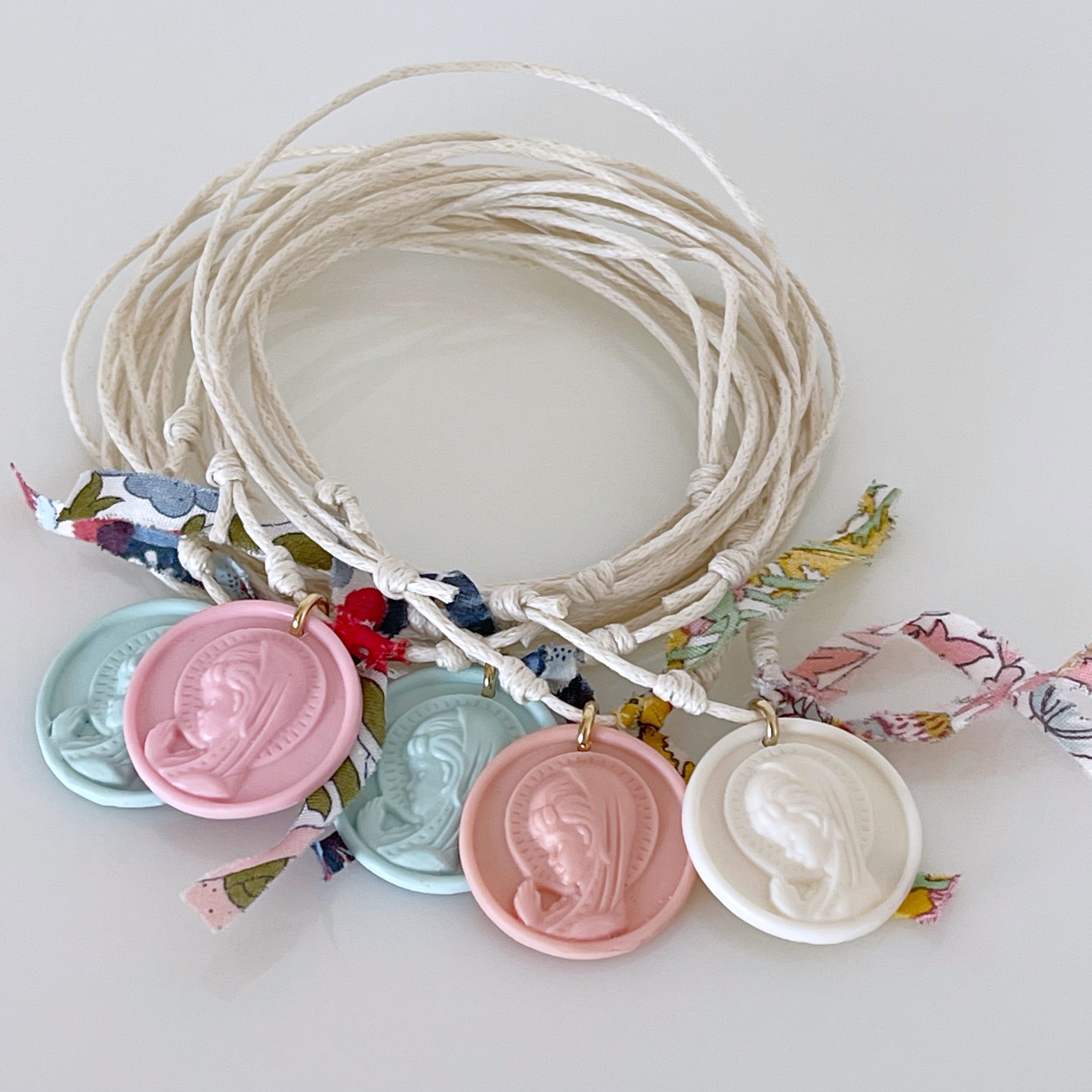 COLLAR VIRGEN NIÑA PASTEL
