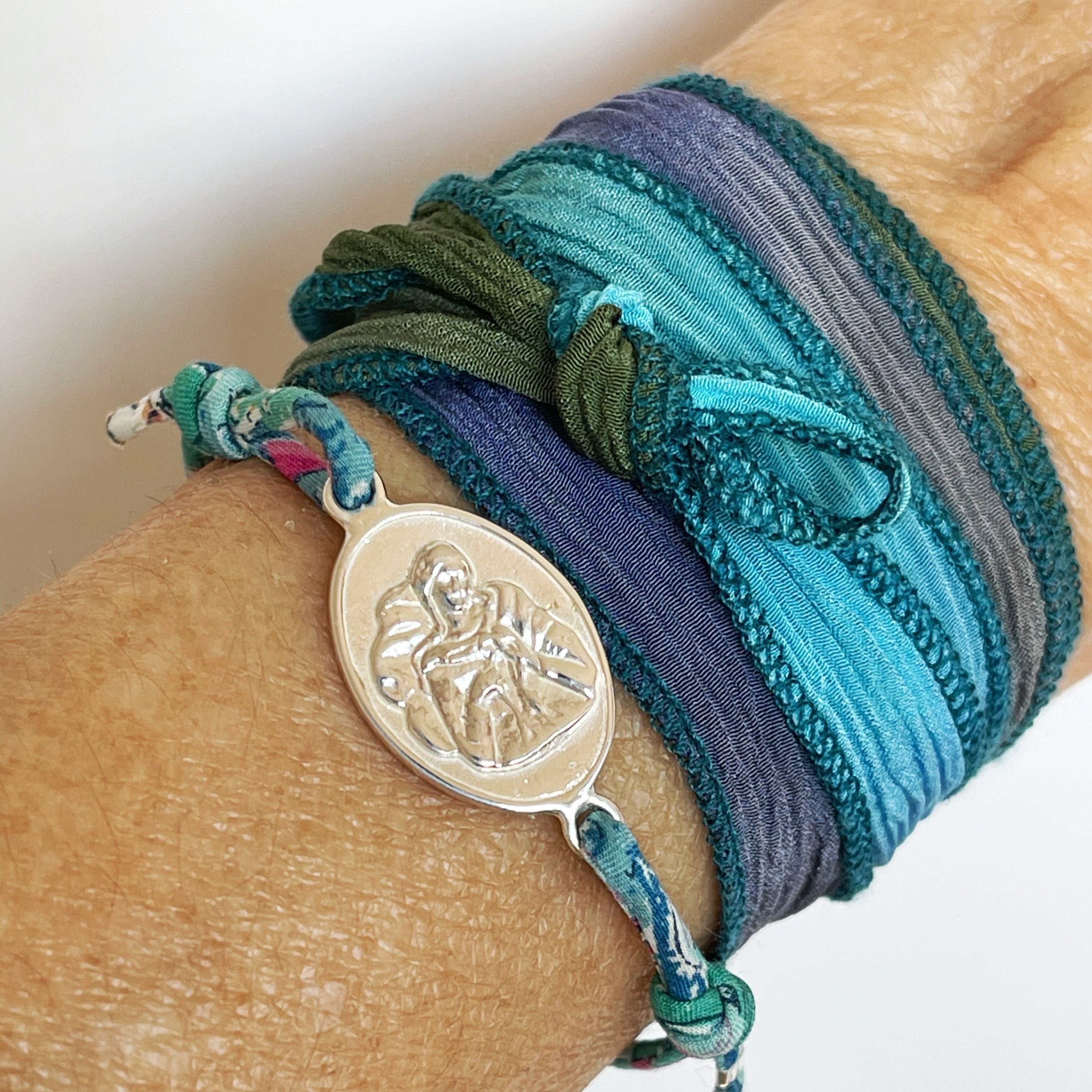 PULSERA VIRGEN DESATANUDOS CORDÓN LIBERTY