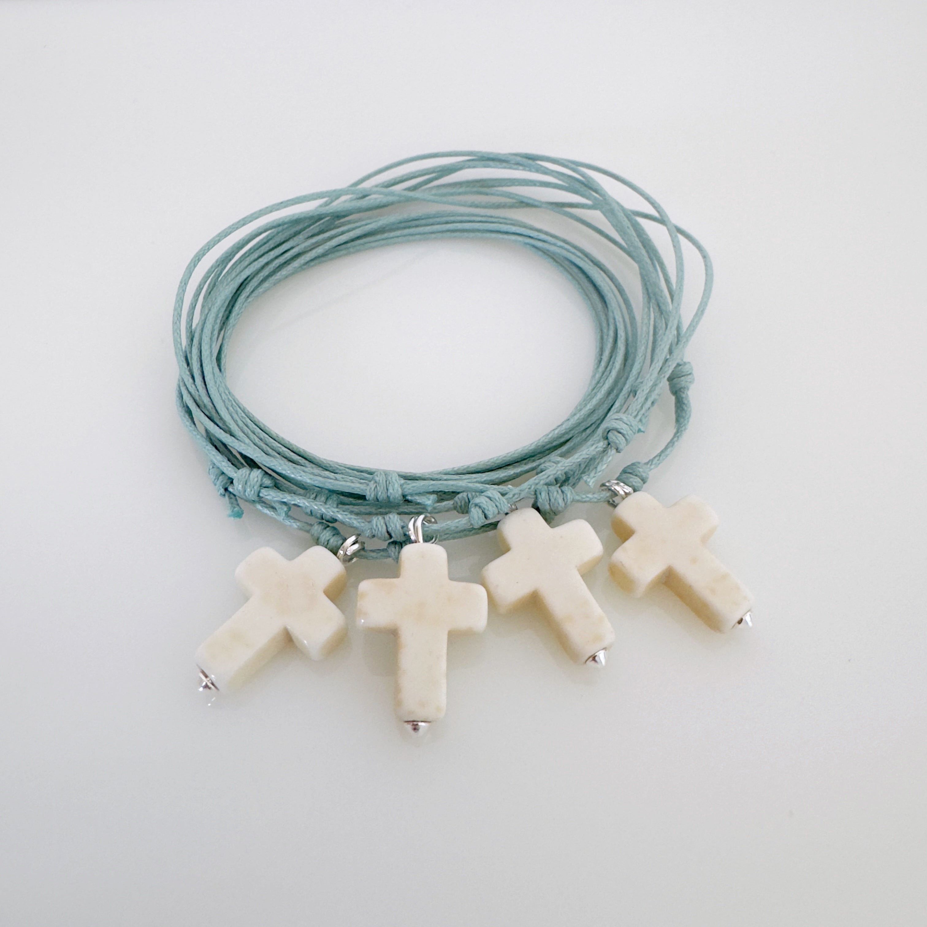HALSKETTE MIT KREUZ UND BAUMWOLLBAND