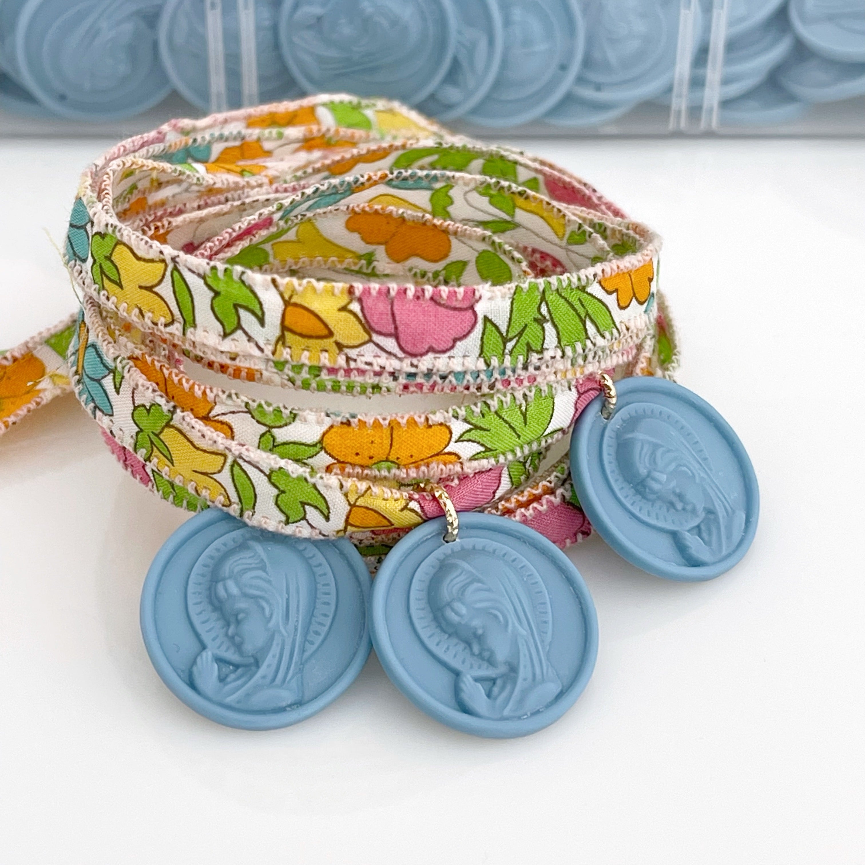 COLLAR/PULSERA VIRGEN NIÑA PASTEL CINTA LIBERTY