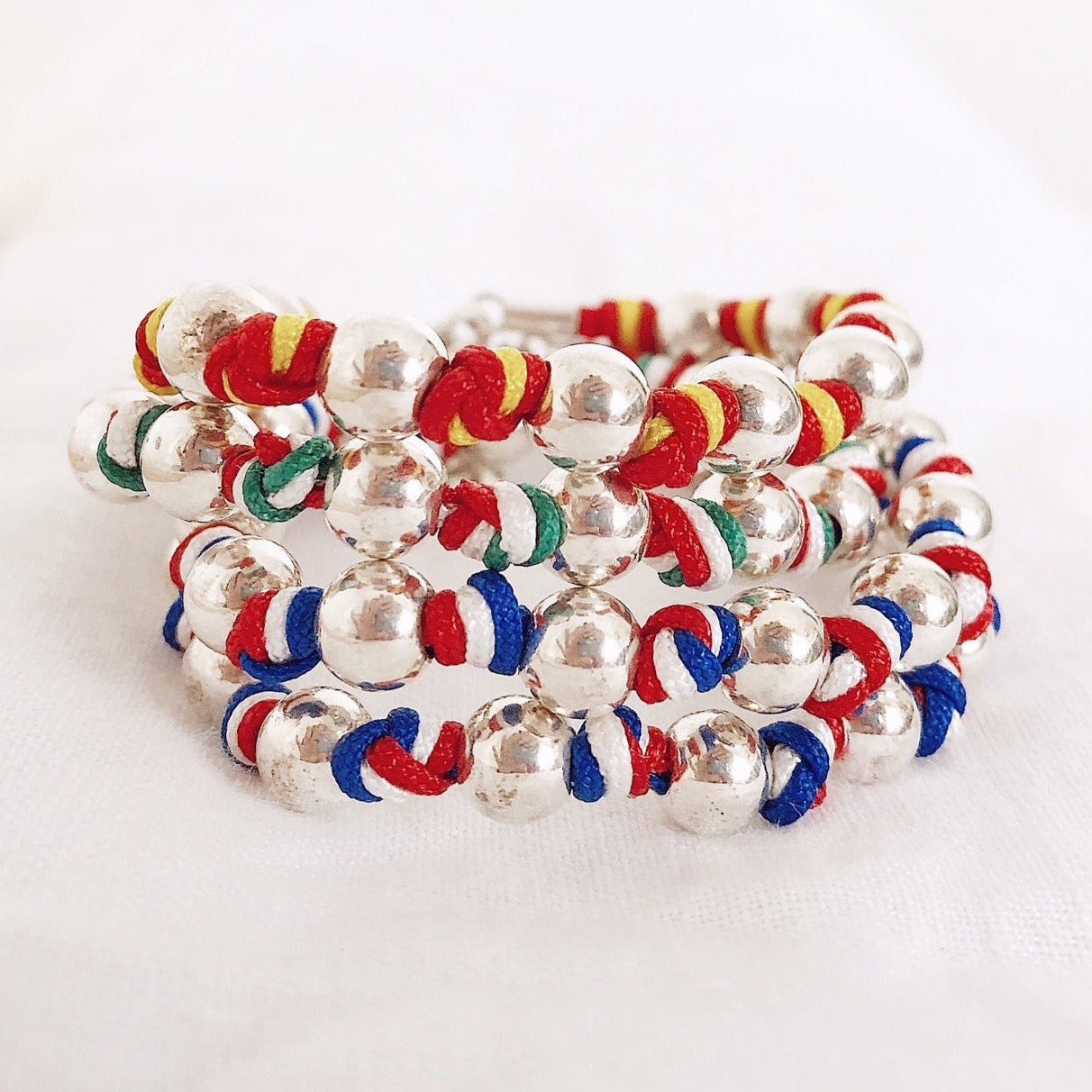 ARMBAND MIT FLAGGENKNOTEN