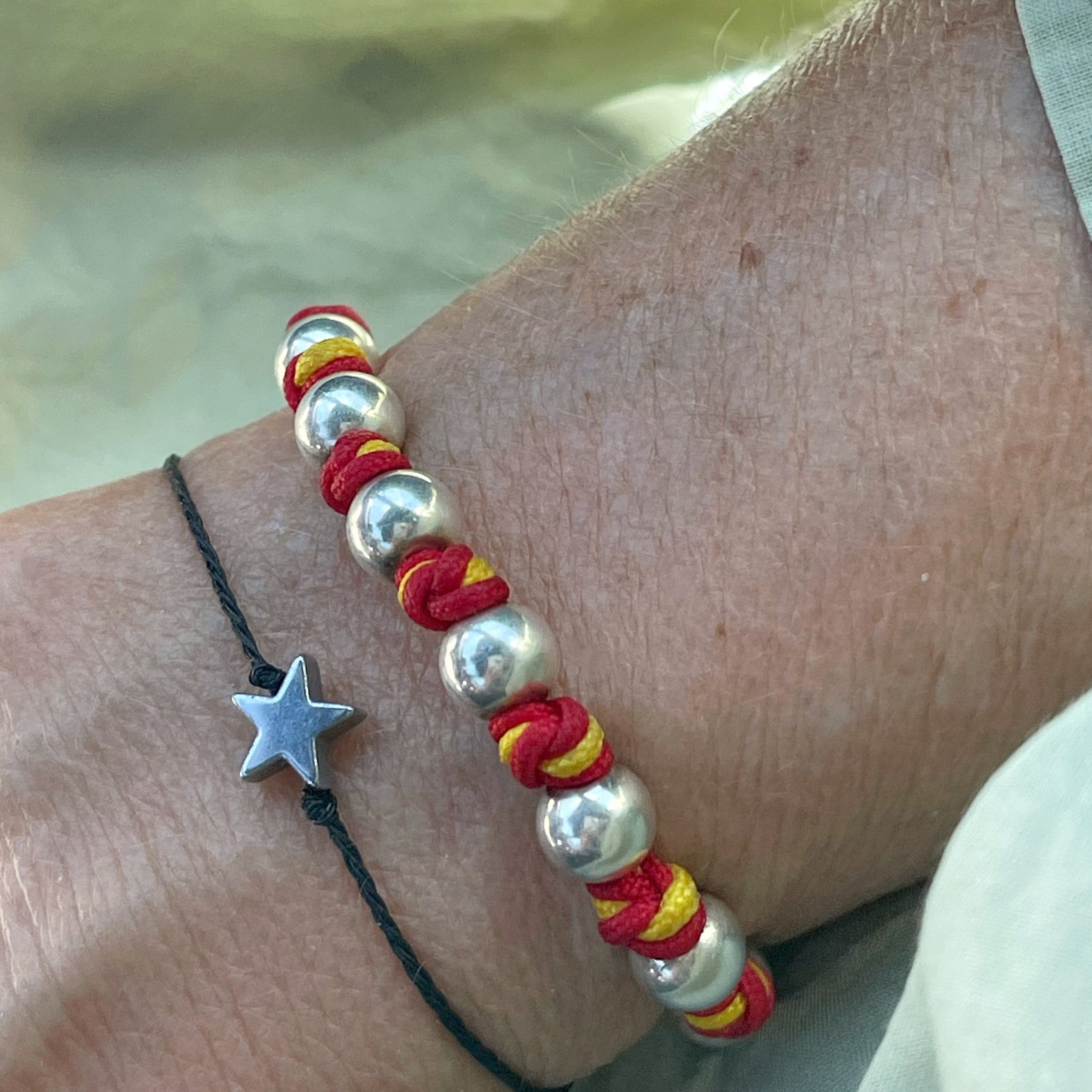 ARMBAND MIT FLAGGENKNOTEN