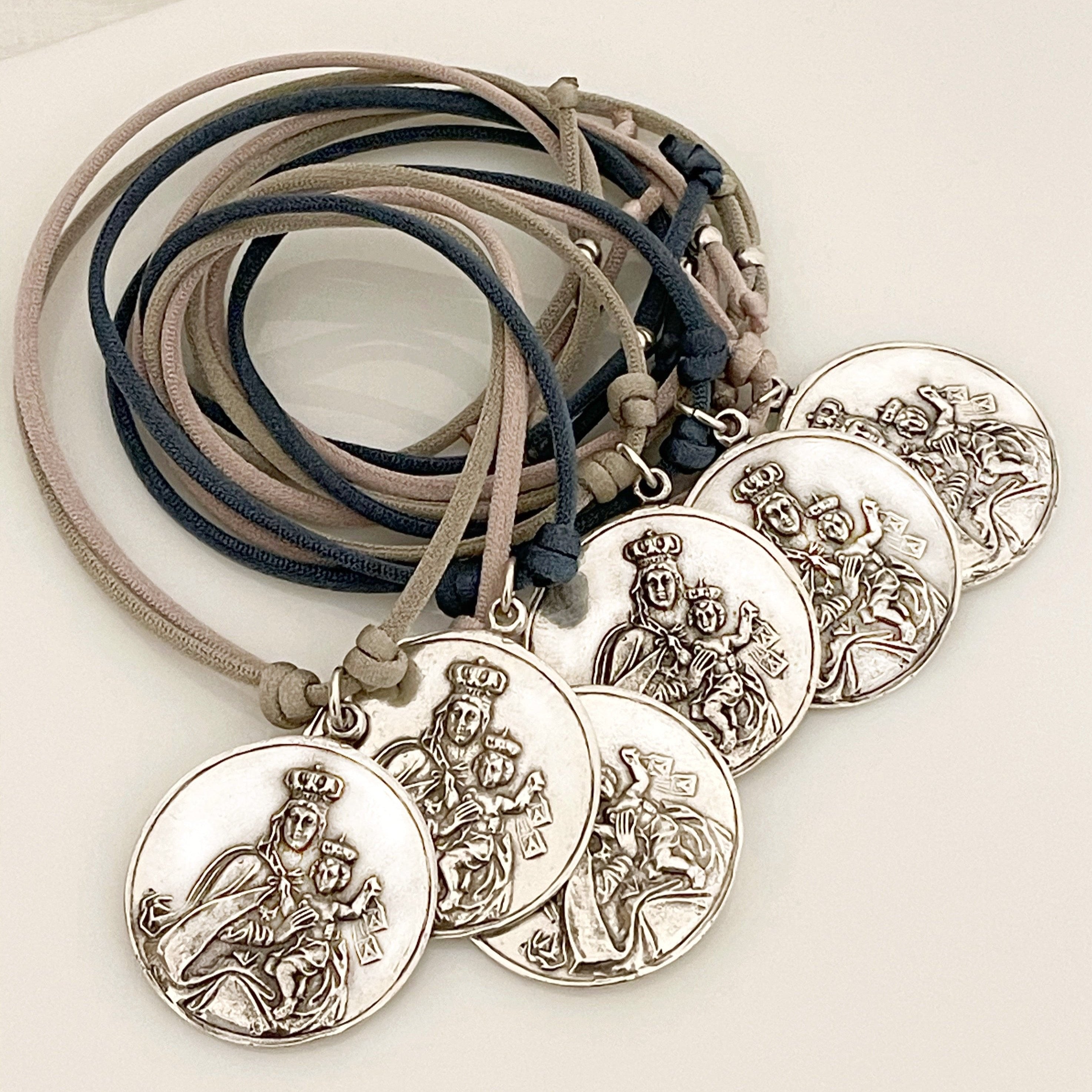 MEDALLA VIRGEN DEL CARMEN CON STRETCH