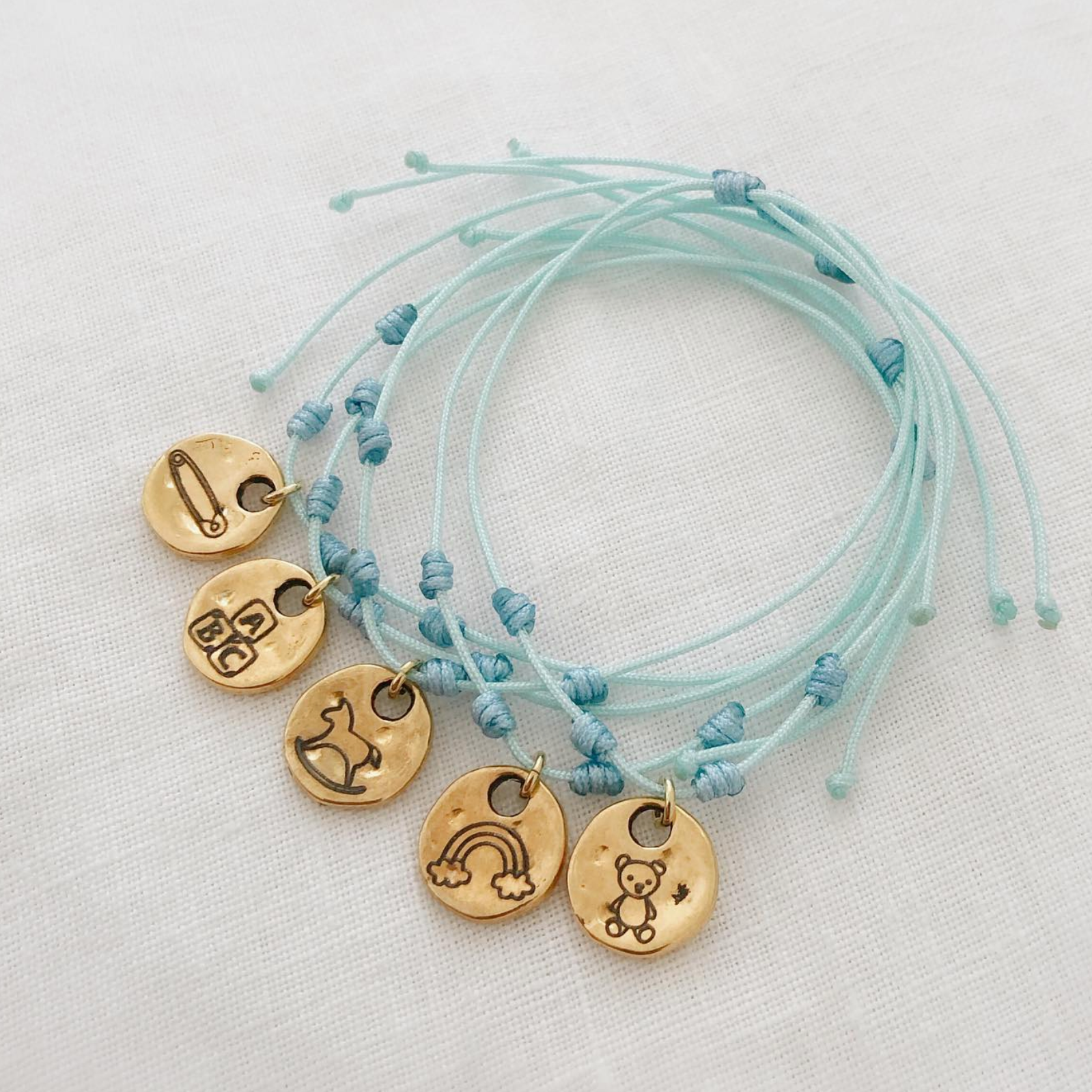 ARMBAND MIT GEHÄMMERTEM MINI-ANHÄNGER