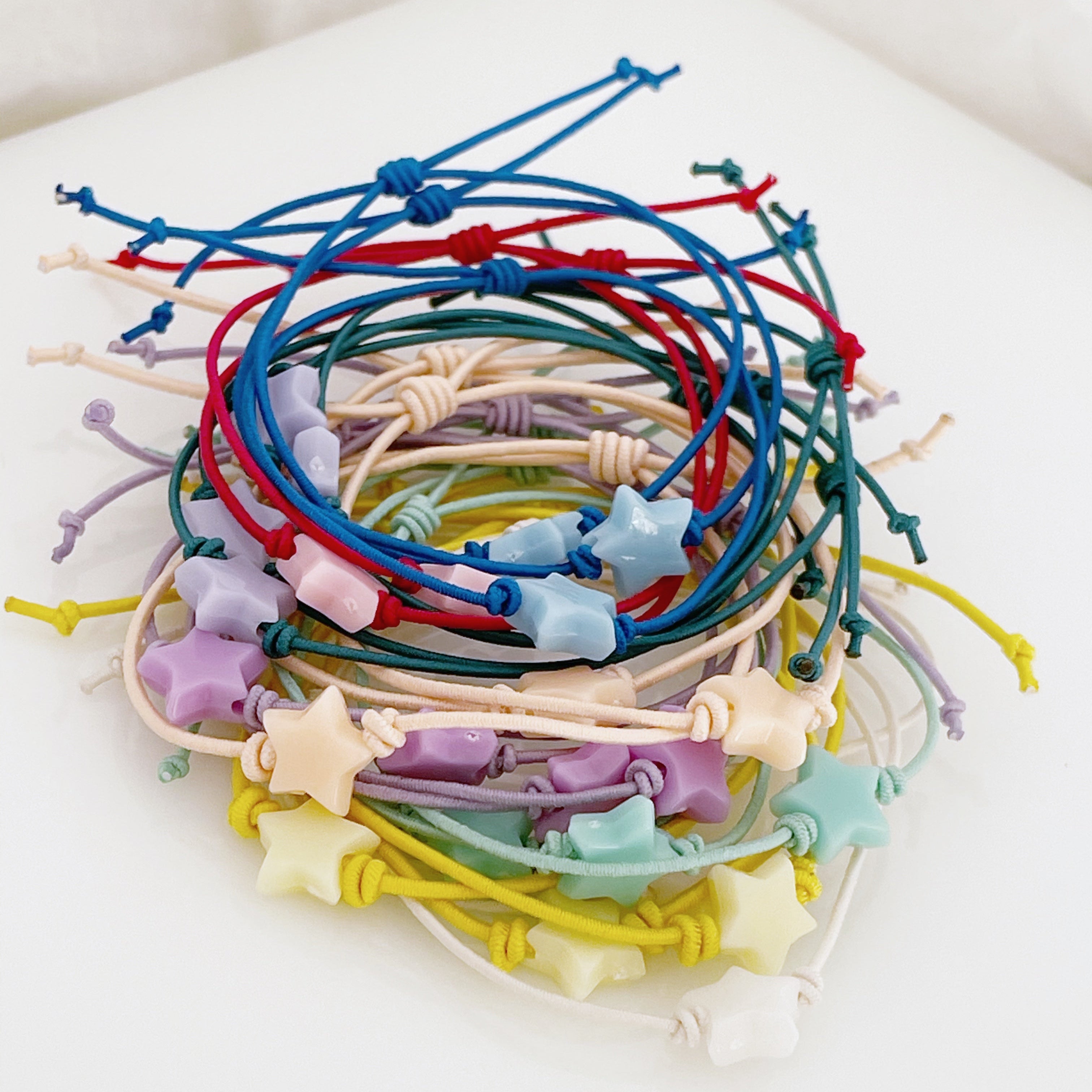 PULSERA ESTRELLA DE RESINA CON CORDON ELASTICO