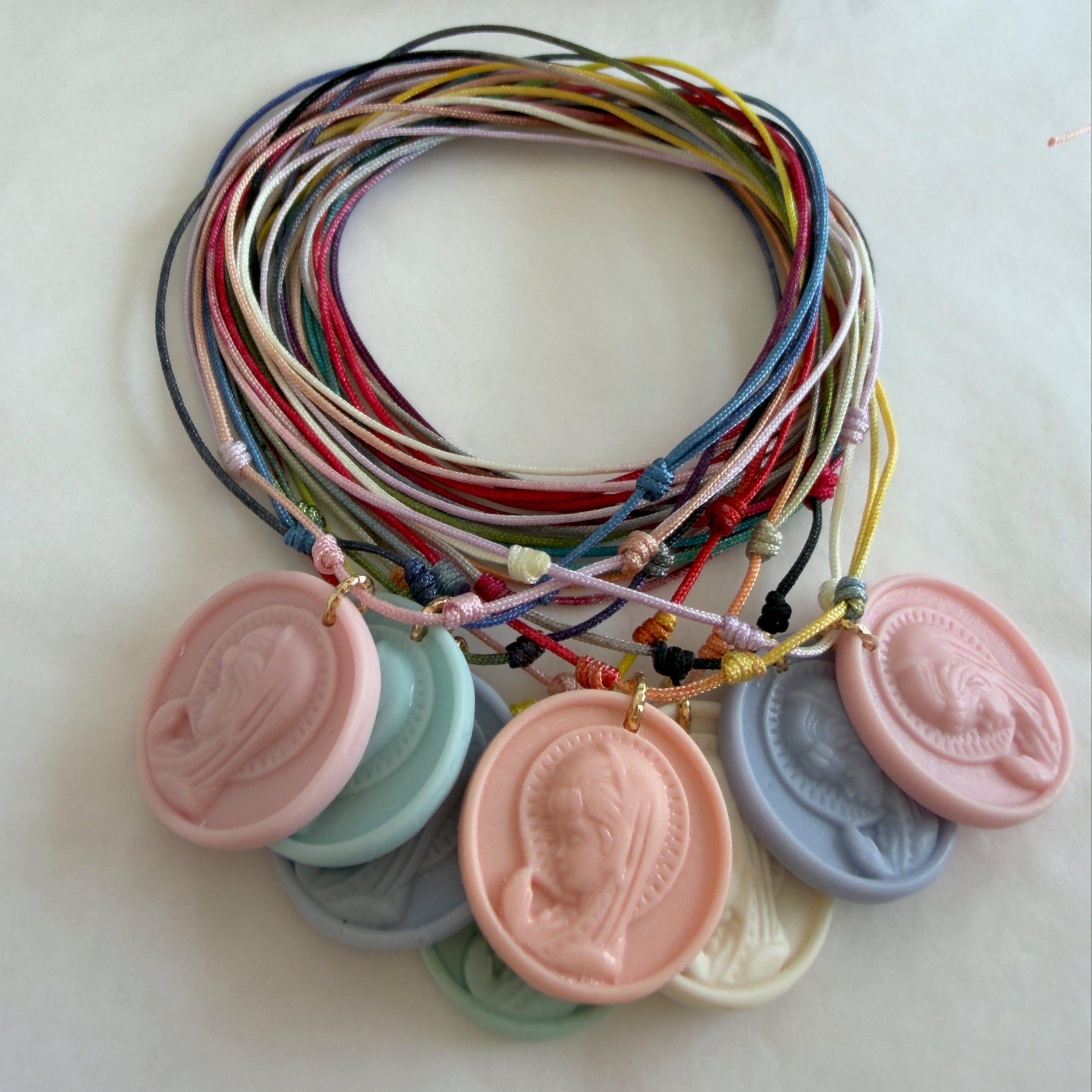 PACK 8 COLLARES VIRGEN NIÑA PASTEL