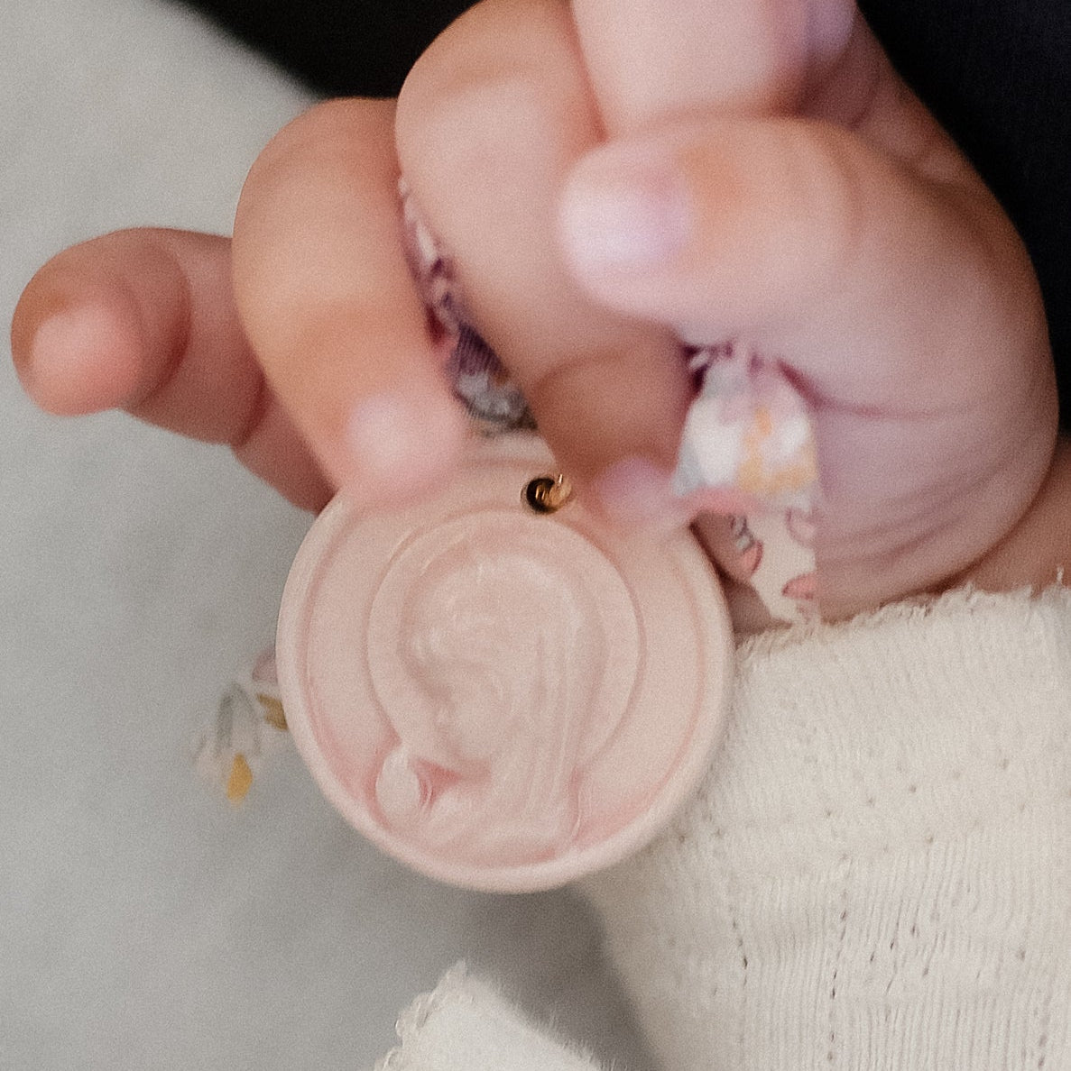 IMPERDIBLE VIRGEN NIÑA PORCELANA